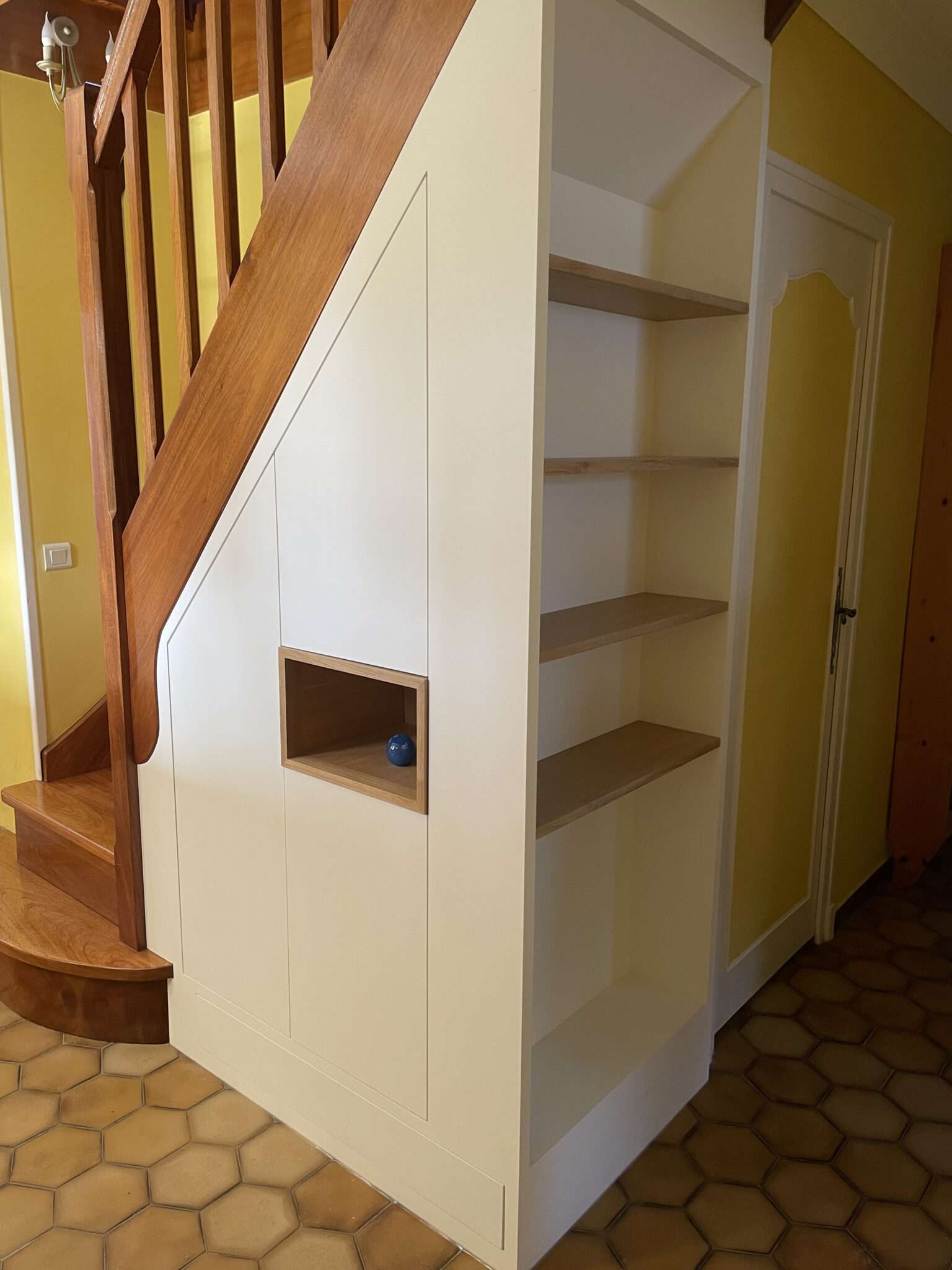 Création de rangements sous escalier - Entrée